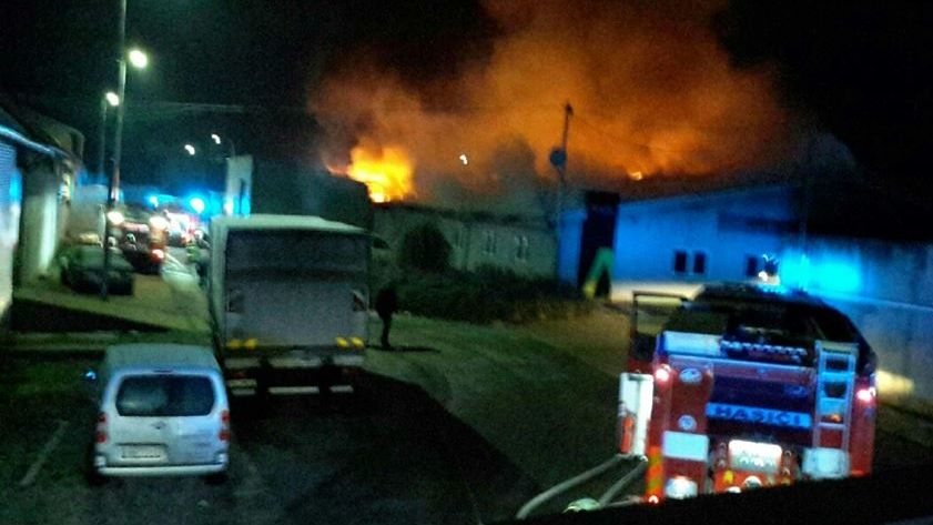 Desítky hasičů likvidovali požár haly u Brna, škoda jde do milionů